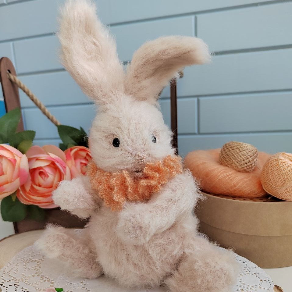 Игрушка вязаная пушистый зайка с воротничком