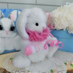 Игрушка вязаная пушистый зайка с воротничком