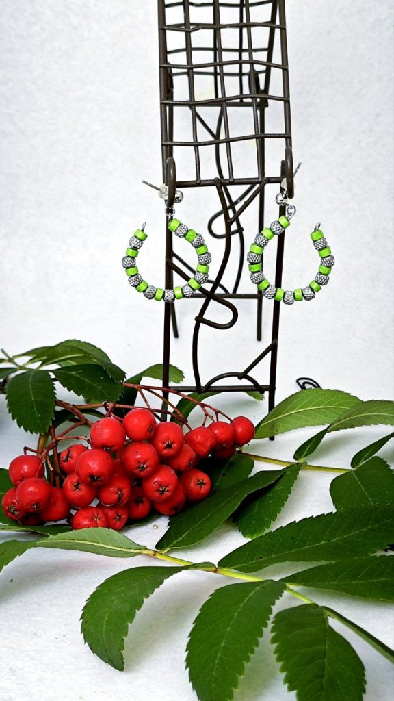 Серьги гвоздики с элементами квиллинг.