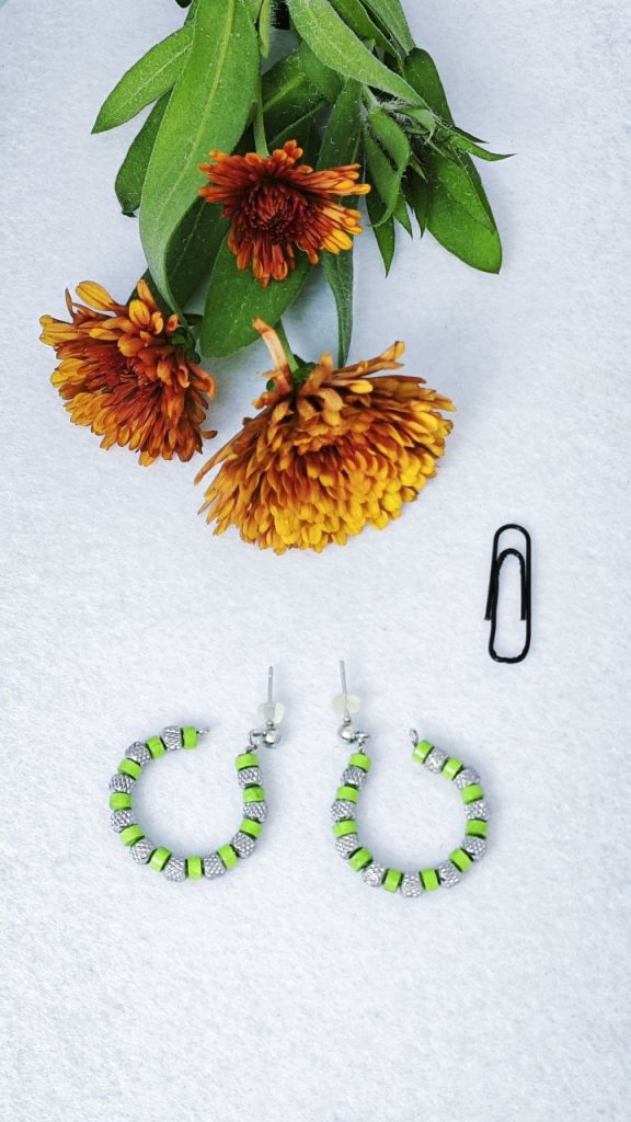 Серьги гвоздики с элементами квиллинг.