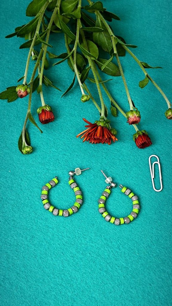 Серьги гвоздики с элементами квиллинг.