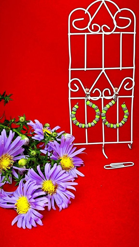 Серьги гвоздики с элементами квиллинг.