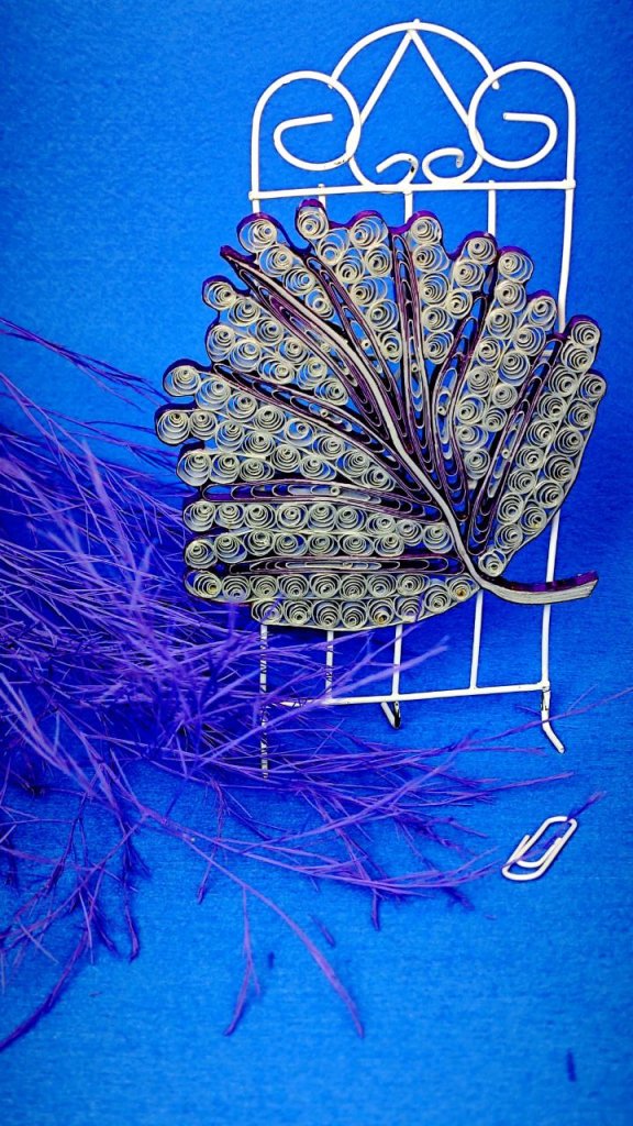 Ажурная брошь — лист квиллинг-графика.