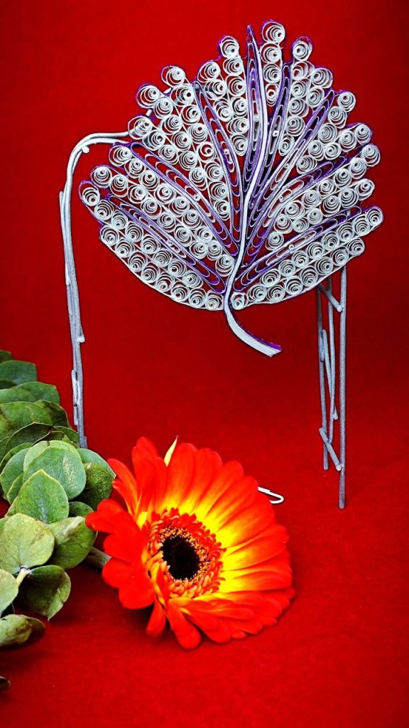 Ажурная брошь — лист квиллинг-графика.