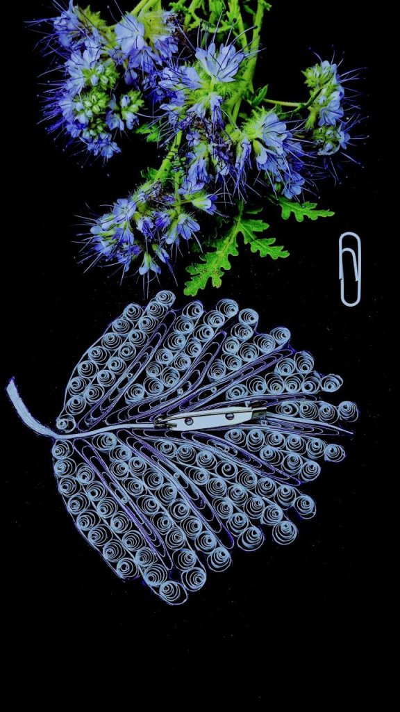 Ажурная брошь — лист квиллинг-графика.