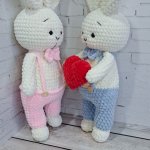 Вязаная игрушка зайчик