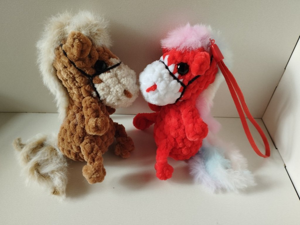 Вязаные игрушки. Брелок символ 2025 года. Лошадка