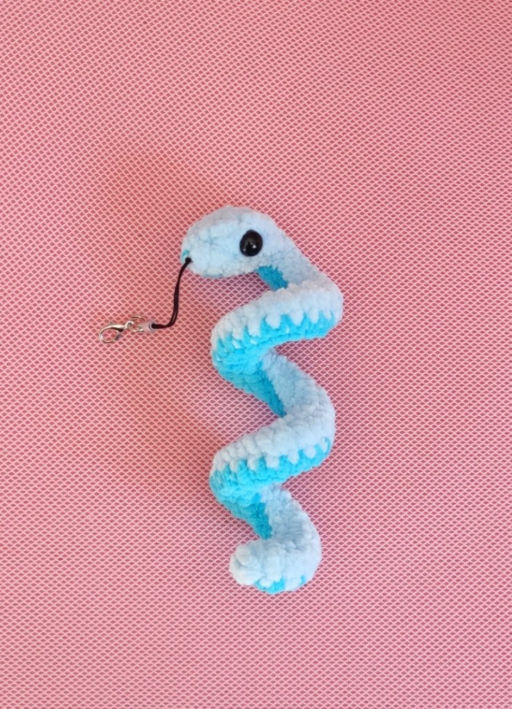 Брелок вязаный змейка