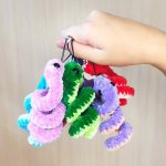 Брелок вязаный змейка