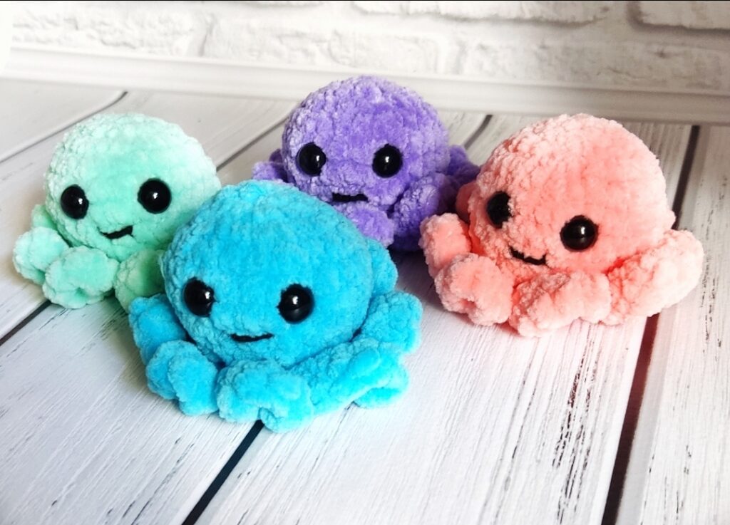 Брелок вязаный осьминожка