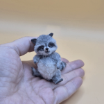 Вязаная миниатюрная игрушка енотик Тоша с другом Мышиком