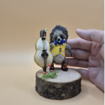 Вязаная миниатюрная игрушка Ёжик Евлампий в ботиночках с грушей-контрабасом