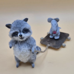 Вязаная миниатюрная игрушка енотик Тоша с другом Мышиком