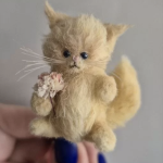 Миниатюрная вязаная игрушка котенок Персик в кедике