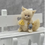 Миниатюрная вязаная игрушка котенок Персик в кедике