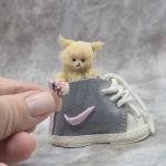 Миниатюрная вязаная игрушка котенок Персик в кедике