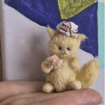 Миниатюрная вязаная игрушка котенок Персик в кедике
