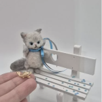 Вязаная миниатюрная игрушка киса Мурыса с бантом