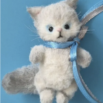 Вязаная миниатюрная игрушка киса Мурыса с бантом