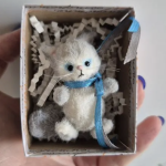 Вязаная миниатюрная игрушка киса Мурыса с бантом