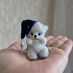 Миниатюрная вязаная игрушка медвежонок Умка