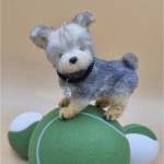 Вязаная миниатюрная игрушка йорк Йорик