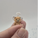 Вязаная миниатюрная игрушка микромедвежонок ангелок Пупс в грецком орешке