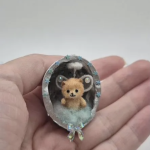 Вязаная миниатюрная игрушка микромедвежонок ангелок Пупс в грецком орешке