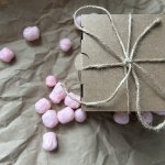 Свеча, которая пахнет ванилью и сливками