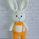 Вязаная игрушка зайчик