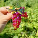 Брошь красная смородина