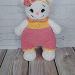 Вязаная киса в ярком костюмчике