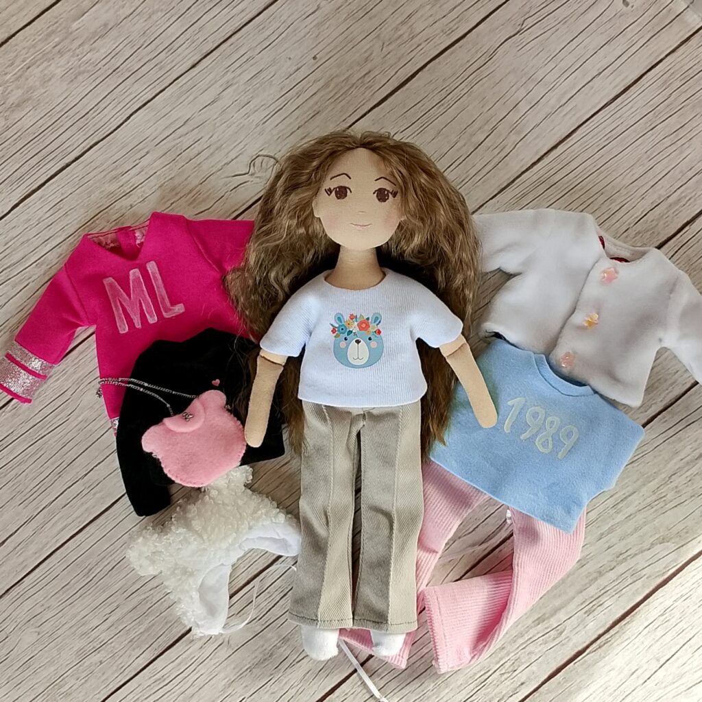 Кукла с одеждой 💖