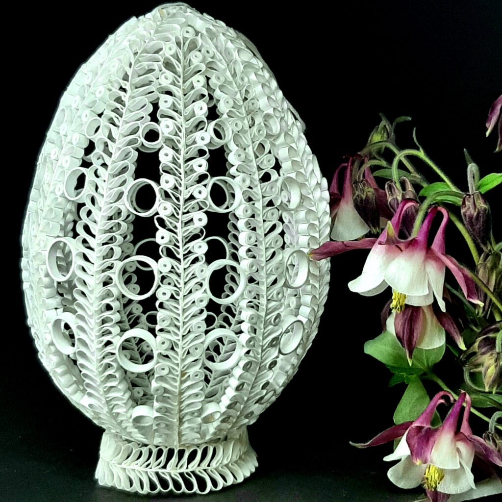 Белое пасхальное яйцо квиллинг ФАБЕРЖЕ