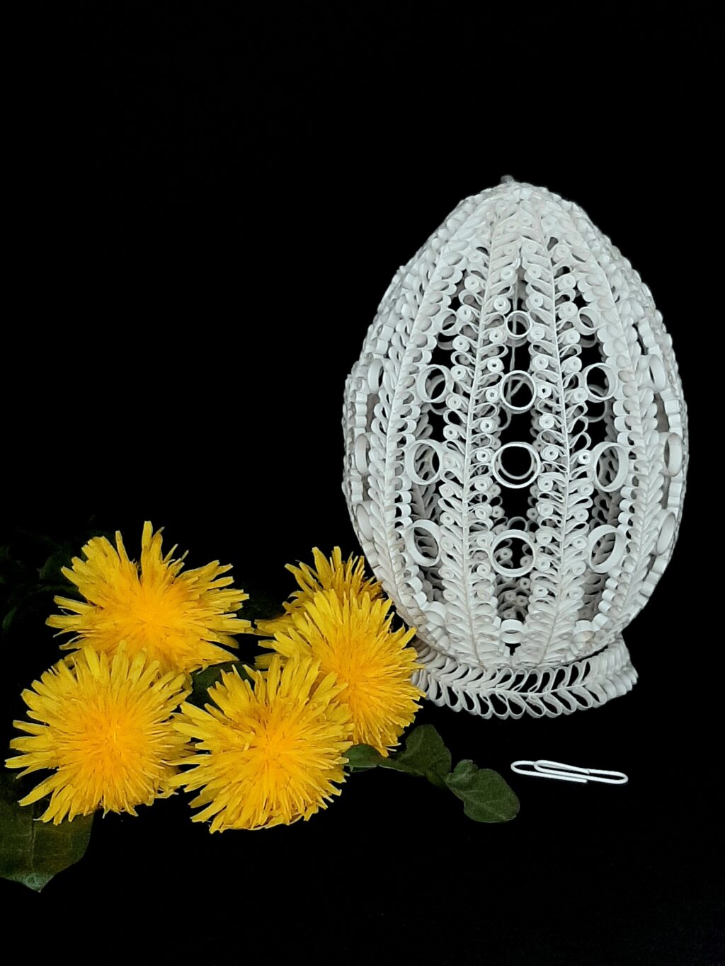 Белое пасхальное яйцо квиллинг ФАБЕРЖЕ
