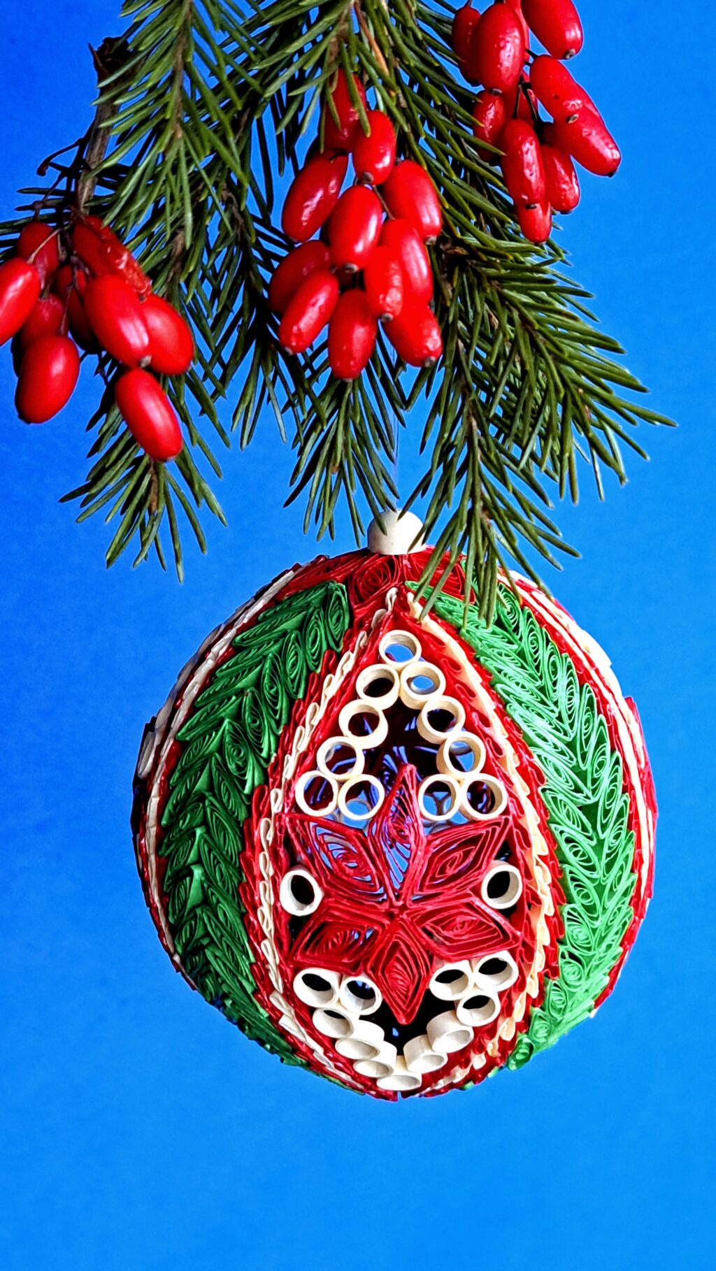 Елочная объемная игрушка Шар квиллинг.