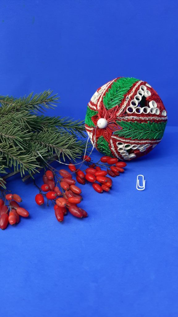 Елочная объемная игрушка Шар квиллинг.