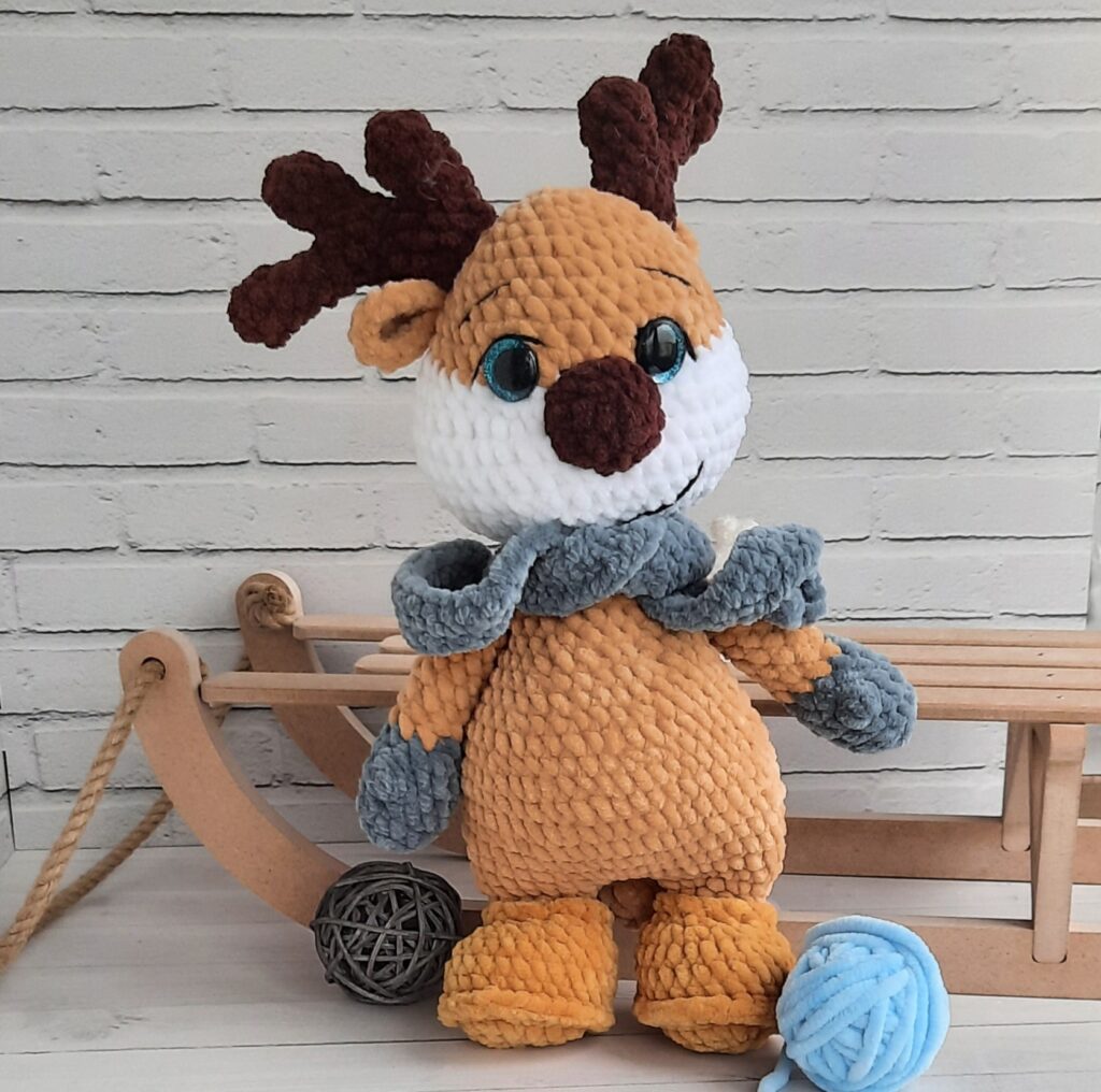 Вязаная игрушка олень.