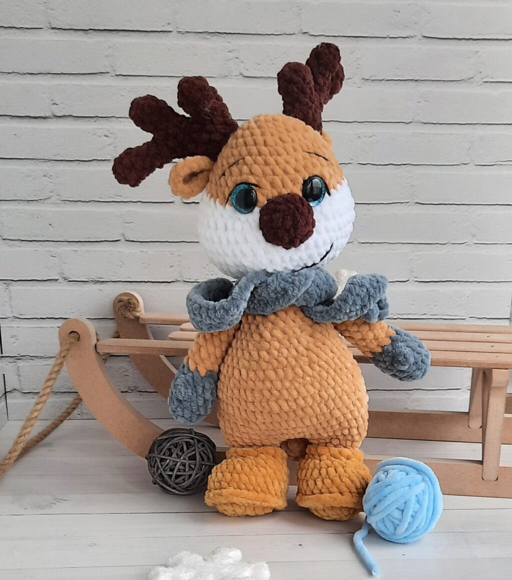 Вязаная игрушка олень.