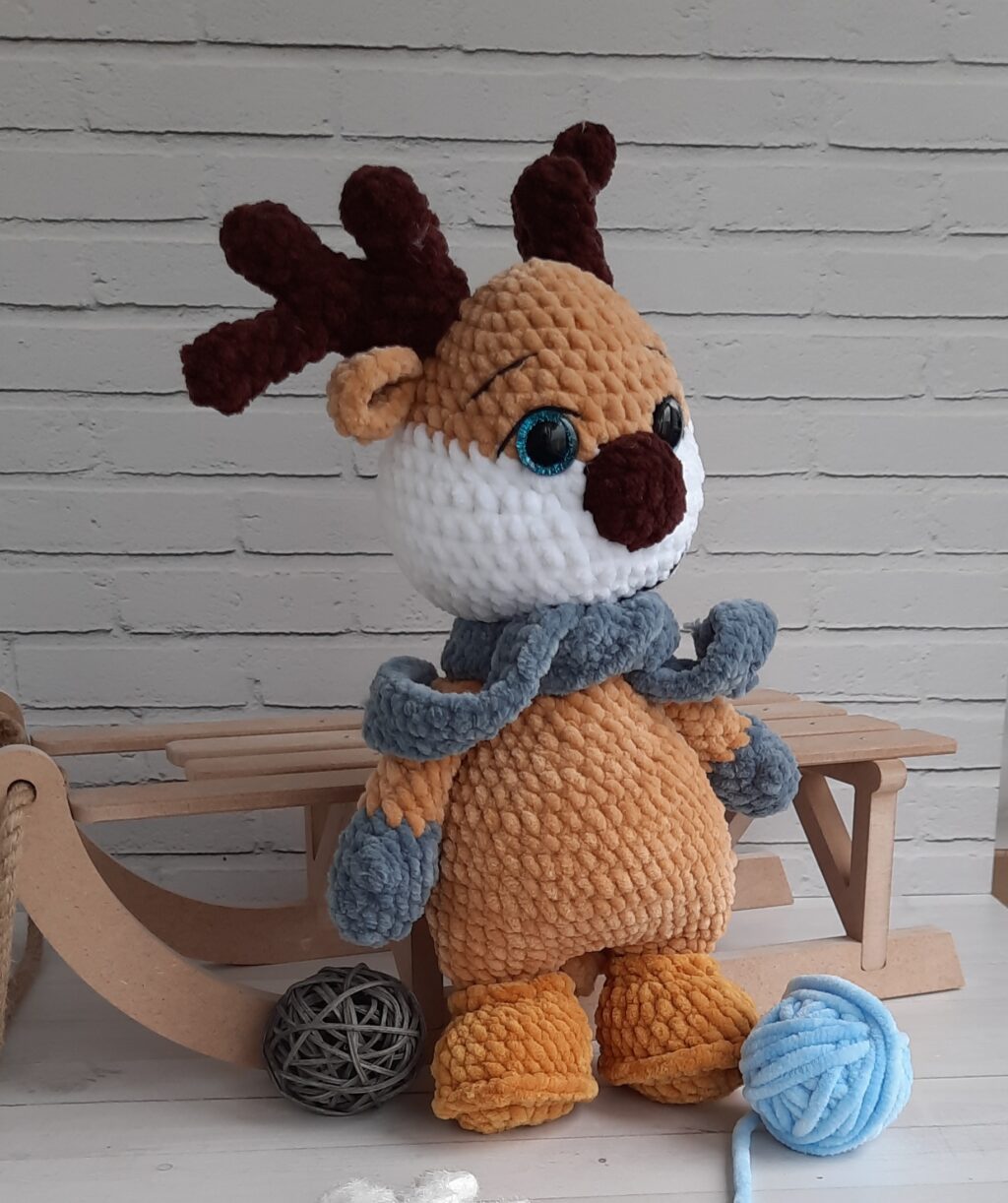 Вязаная игрушка олень.