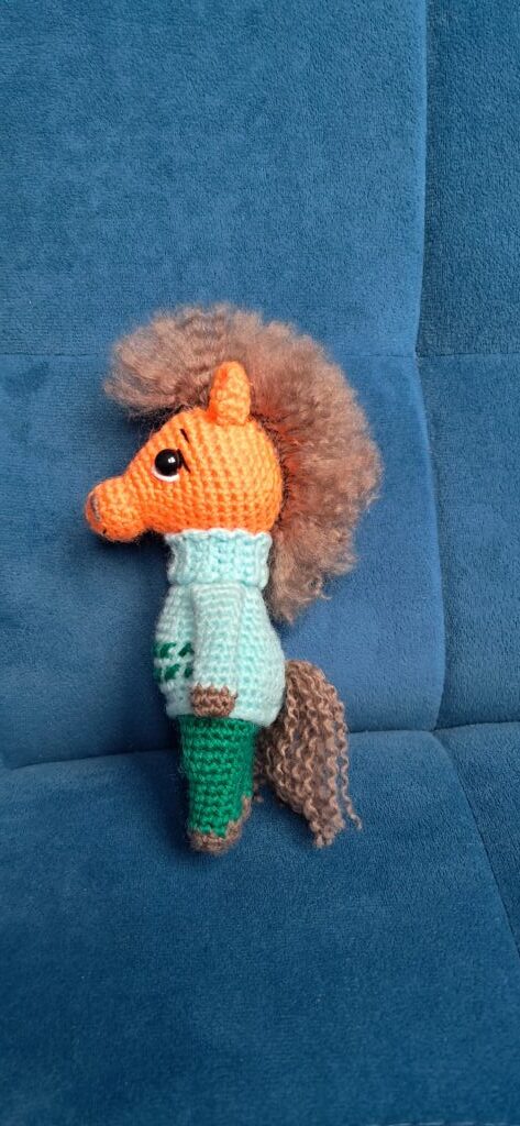 Лошадка в свитере