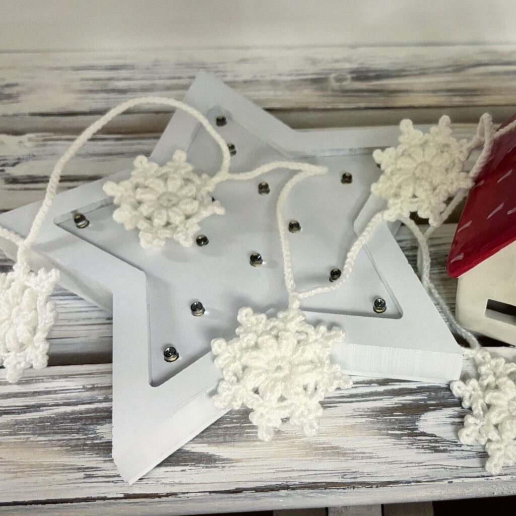 Вязаная гирлянда снежинок