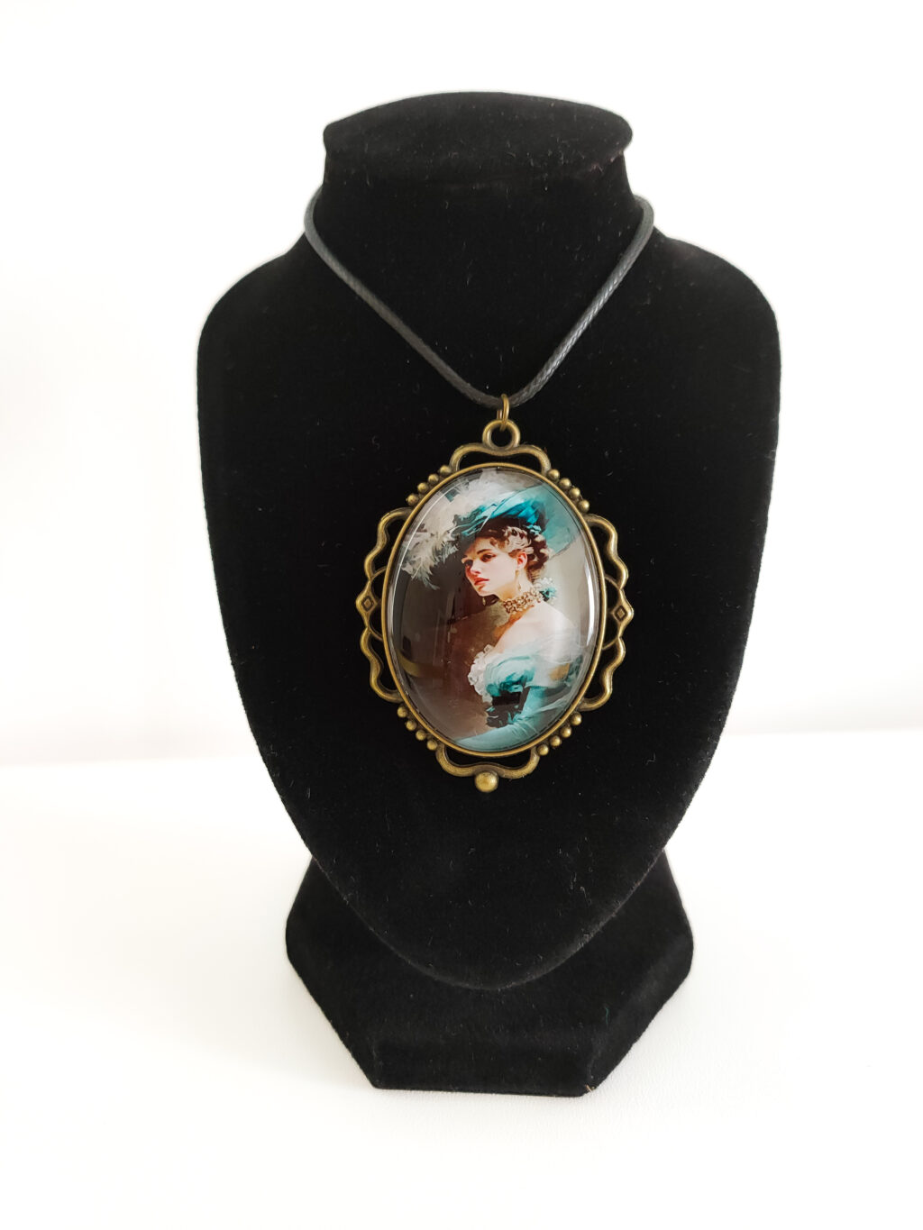 Кулон-подвеска «Дама в шляпе»