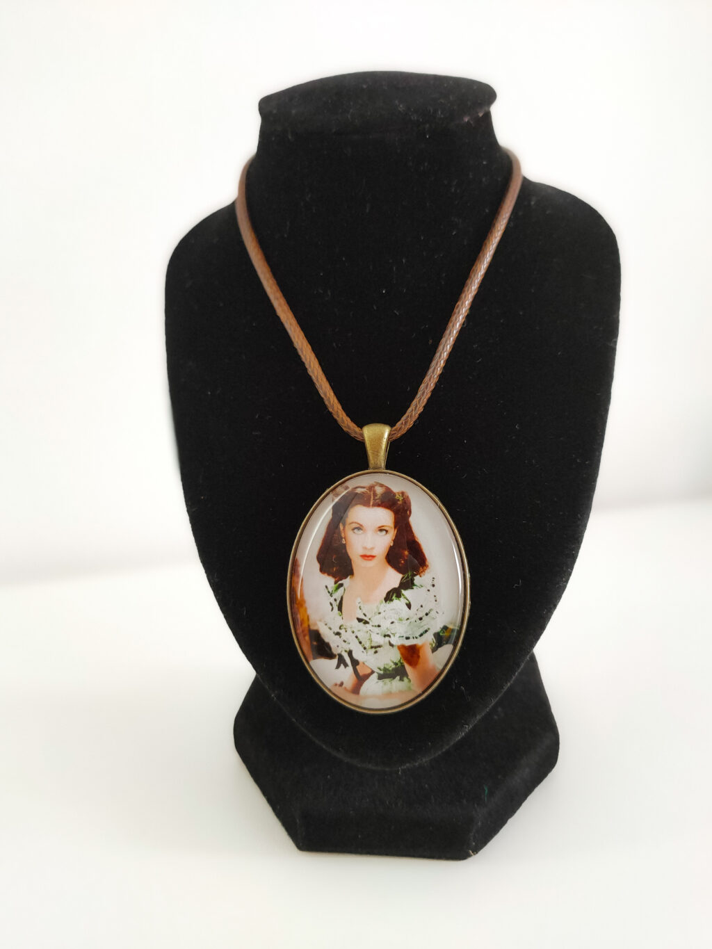 Кулон на шнурке «Унесённые ветром»