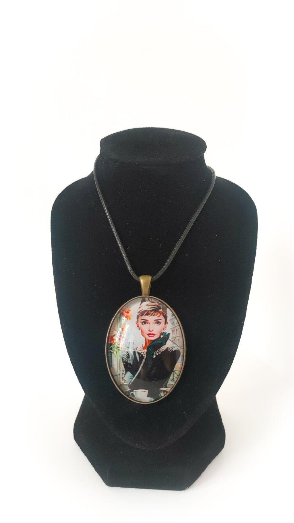 Кулон на шнурке «Завтрак у Тиффани»