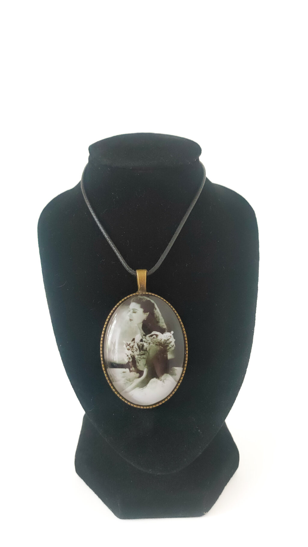 Кулон на шнурке «Унесённые ветром»