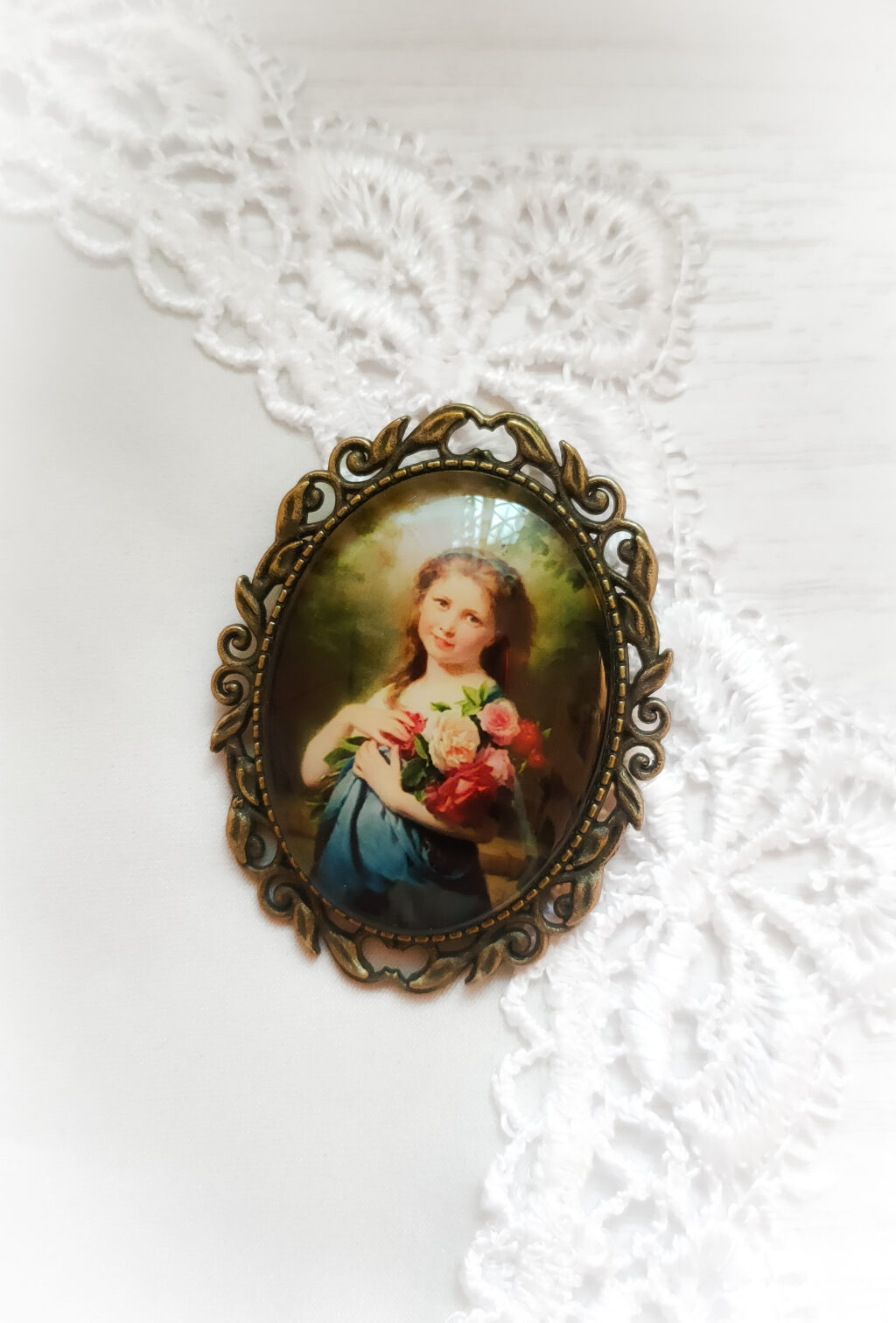 Винтажная брошь «Девочка с пионами»