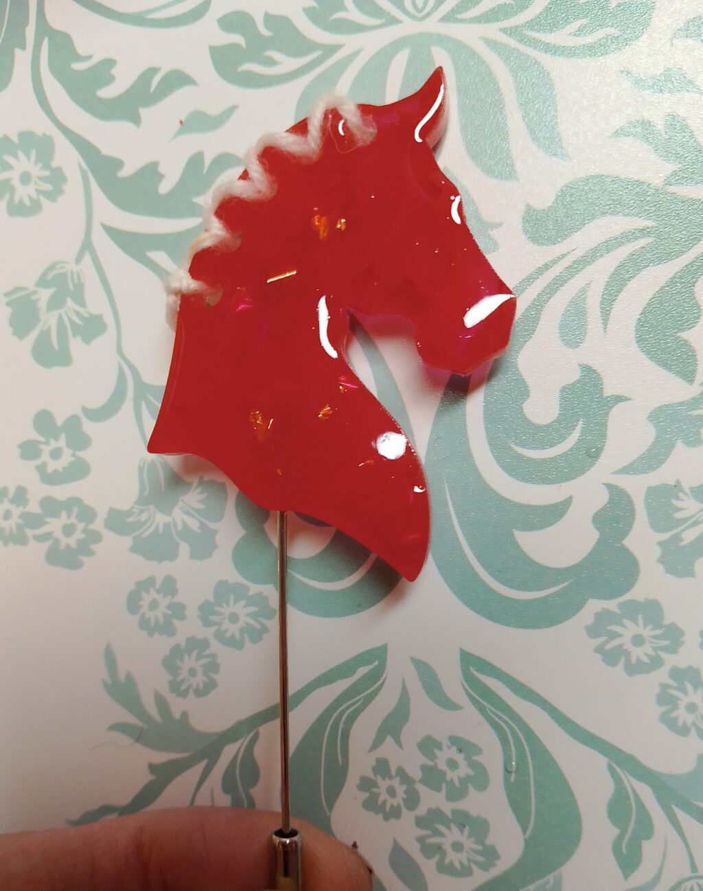 Брошь с красной лошадкой — символом 2026 года