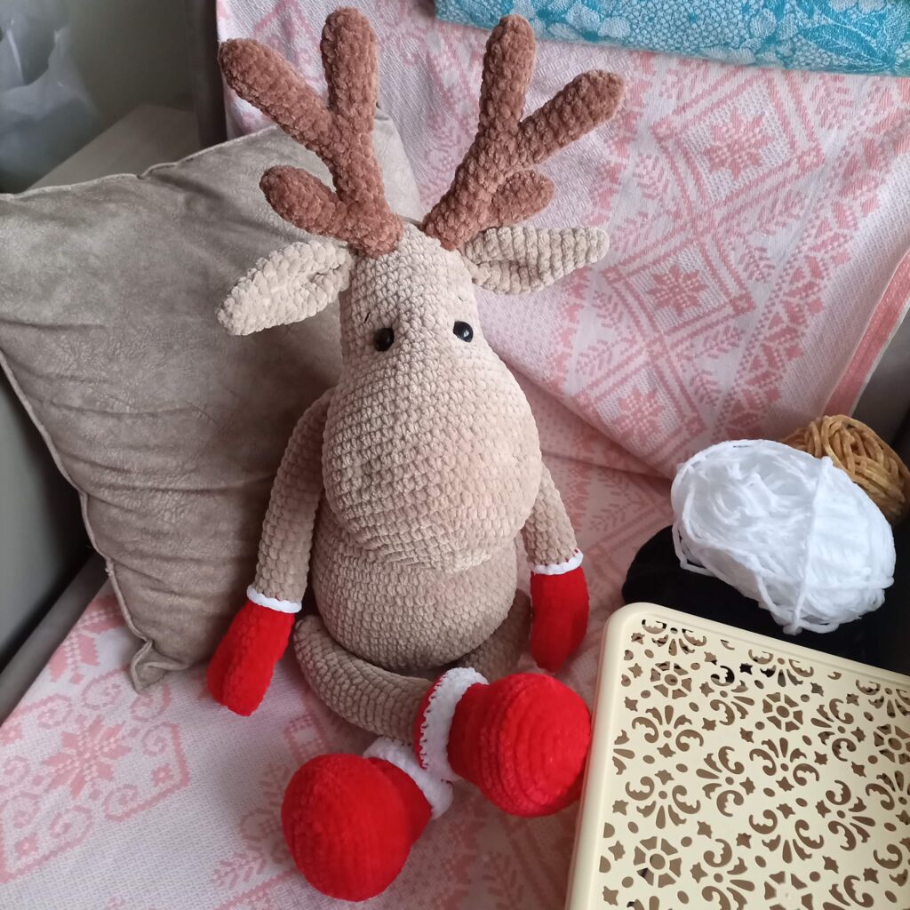 Олень новогодний вязаный