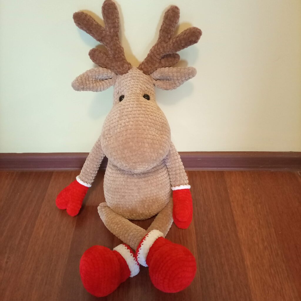 Олень новогодний вязаный